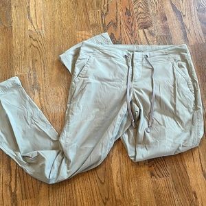 Columbia Omni-Shield Advanced Repellency Khaki Colored Pants size 4Short